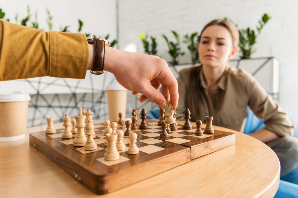 young-woman-playing-chess-with-her-boyfriend-6M8YRJ5-1024x683